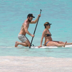 Exclusif - Jennifer Aniston et son mari Justin Theroux en vacances sur l'île d'Eleuthera aux Bahamas, le 11 juin 2016. Mariés l'année dernière, les deux amoureux semblent très complices. Ils ont passé la journée à se relaxer, se baigner dans les vagues, faire du paddle et s'embrasser.