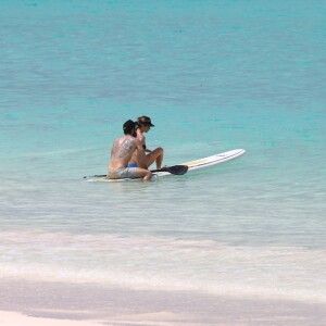 Exclusif - Jennifer Aniston et son mari Justin Theroux en vacances sur l'île d'Eleuthera aux Bahamas, le 11 juin 2016. Mariés l'année dernière, les deux amoureux semblent très complices. Ils ont passé la journée à se relaxer, se baigner dans les vagues, faire du paddle et s'embrasser.