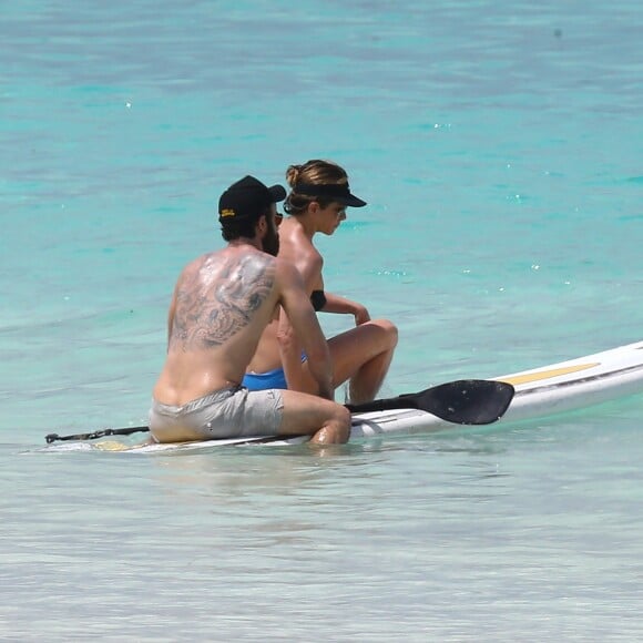 Exclusif - Jennifer Aniston et son mari Justin Theroux en vacances sur l'île d'Eleuthera aux Bahamas, le 11 juin 2016. Mariés l'année dernière, les deux amoureux semblent très complices. Ils ont passé la journée à se relaxer, se baigner dans les vagues, faire du paddle et s'embrasser.