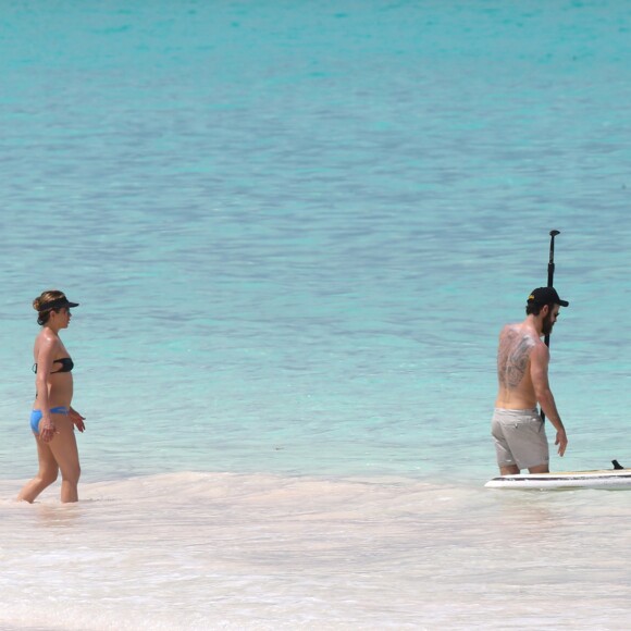 Exclusif - Jennifer Aniston et son mari Justin Theroux en vacances sur l'île d'Eleuthera aux Bahamas, le 11 juin 2016. Mariés l'année dernière, les deux amoureux semblent très complices. Ils ont passé la journée à se relaxer, se baigner dans les vagues, faire du paddle et s'embrasser.