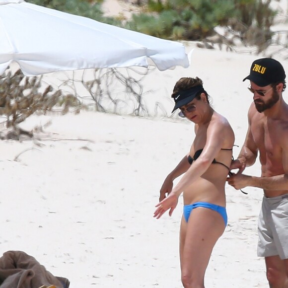 Exclusif - Jennifer Aniston et son mari Justin Theroux en vacances sur l'île d'Eleuthera aux Bahamas, le 11 juin 2016. Mariés l'année dernière, les deux amoureux semblent très complices. Ils ont passé la journée à se relaxer, se baigner dans les vagues, faire du paddle et s'embrasser.