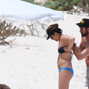 Exclusif - Jennifer Aniston et son mari Justin Theroux en vacances sur l'île d'Eleuthera aux Bahamas, le 11 juin 2016. Mariés l'année dernière, les deux amoureux semblent très complices. Ils ont passé la journée à se relaxer, se baigner dans les vagues, faire du paddle et s'embrasser.