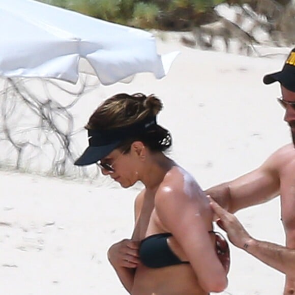 Exclusif - Jennifer Aniston et son mari Justin Theroux en vacances sur l'île d'Eleuthera aux Bahamas, le 11 juin 2016. Mariés l'année dernière, les deux amoureux semblent très complices. Ils ont passé la journée à se relaxer, se baigner dans les vagues, faire du paddle et s'embrasser.