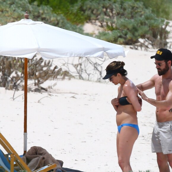 Exclusif - Jennifer Aniston et son mari Justin Theroux en vacances sur l'île d'Eleuthera aux Bahamas, le 11 juin 2016. Mariés l'année dernière, les deux amoureux semblent très complices. Ils ont passé la journée à se relaxer, se baigner dans les vagues, faire du paddle et s'embrasser.