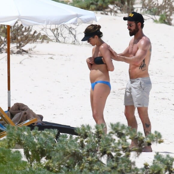 Exclusif - Jennifer Aniston et son mari Justin Theroux en vacances sur l'île d'Eleuthera aux Bahamas, le 11 juin 2016. Mariés l'année dernière, les deux amoureux semblent très complices. Ils ont passé la journée à se relaxer, se baigner dans les vagues, faire du paddle et s'embrasser.