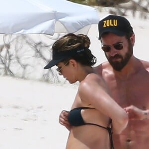 Exclusif - Jennifer Aniston et son mari Justin Theroux en vacances sur l'île d'Eleuthera aux Bahamas, le 11 juin 2016. Mariés l'année dernière, les deux amoureux semblent très complices. Ils ont passé la journée à se relaxer, se baigner dans les vagues, faire du paddle et s'embrasser.