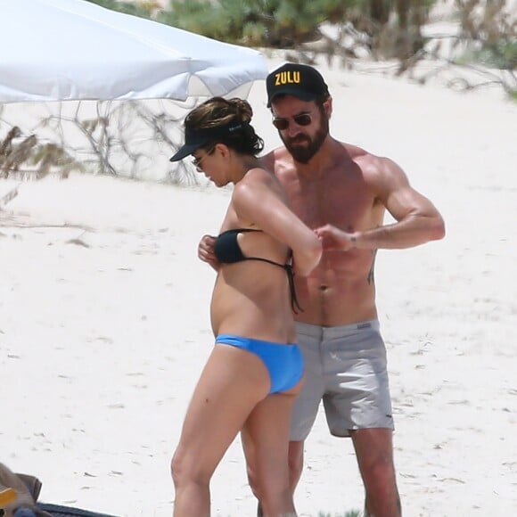 Exclusif - Jennifer Aniston et son mari Justin Theroux en vacances sur l'île d'Eleuthera aux Bahamas, le 11 juin 2016. Mariés l'année dernière, les deux amoureux semblent très complices. Ils ont passé la journée à se relaxer, se baigner dans les vagues, faire du paddle et s'embrasser.