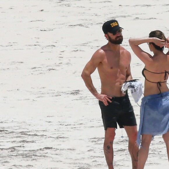 Exclusif - Jennifer Aniston et son mari Justin Theroux en vacances sur l'île d'Eleuthera aux Bahamas, le 11 juin 2016. Mariés l'année dernière, les deux amoureux semblent très complices. Ils ont passé la journée à se relaxer, se baigner dans les vagues, faire du paddle et s'embrasser.