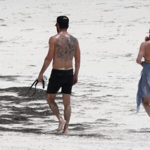 Exclusif - Jennifer Aniston et son mari Justin Theroux en vacances sur l'île d'Eleuthera aux Bahamas, le 11 juin 2016. Mariés l'année dernière, les deux amoureux semblent très complices. Ils ont passé la journée à se relaxer, se baigner dans les vagues, faire du paddle et s'embrasser.