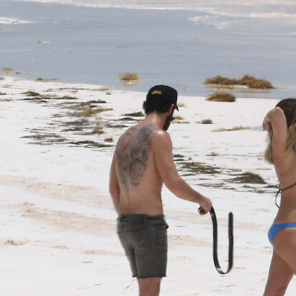 Exclusif - Jennifer Aniston et son mari Justin Theroux en vacances sur l'île d'Eleuthera aux Bahamas, le 11 juin 2016. Mariés l'année dernière, les deux amoureux semblent très complices. Ils ont passé la journée à se relaxer, se baigner dans les vagues, faire du paddle et s'embrasser.