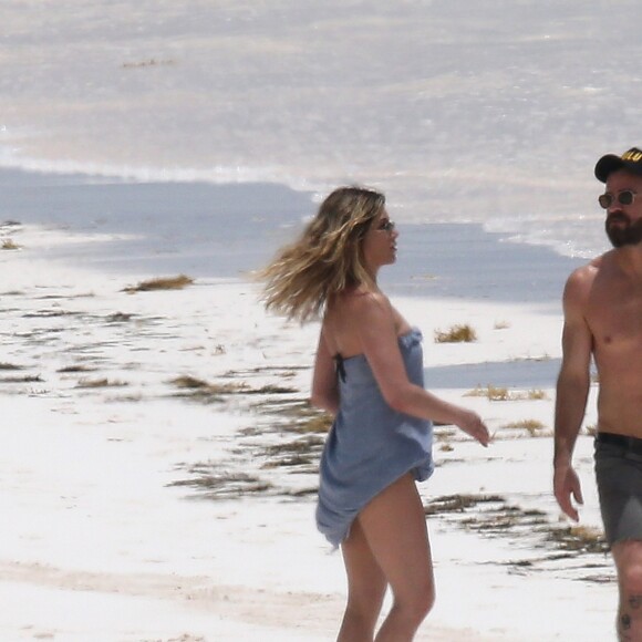 Exclusif - Jennifer Aniston et son mari Justin Theroux en vacances sur l'île d'Eleuthera aux Bahamas, le 11 juin 2016. Mariés l'année dernière, les deux amoureux semblent très complices. Ils ont passé la journée à se relaxer, se baigner dans les vagues, faire du paddle et s'embrasser.