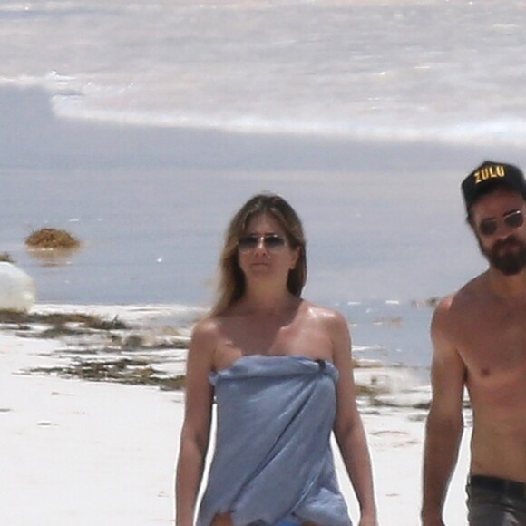 Exclusif - Jennifer Aniston et son mari Justin Theroux en vacances sur l'île d'Eleuthera aux Bahamas, le 11 juin 2016. Mariés l'année dernière, les deux amoureux semblent très complices. Ils ont passé la journée à se relaxer, se baigner dans les vagues, faire du paddle et s'embrasser.