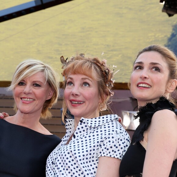 Chantal Ladesou (robe Paule Ka, bijoux Van Cleef & Arpels), Julie Depardieu (robe Paule Ka), Julie Gayet - Montée des marches du film "La fille inconnue" lors du 69ème Festival International du Film de Cannes. Le 18 mai 2016. © Borde-Jacovides-Moreau/Bestimage