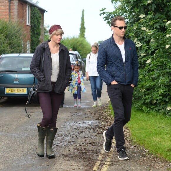 Taylor Swift et Tom Hiddleston se promènent sur la plage de Suffolk, le 26 juin 2016. Ils ont été rejoints par la mère de Tom et quelques amis.