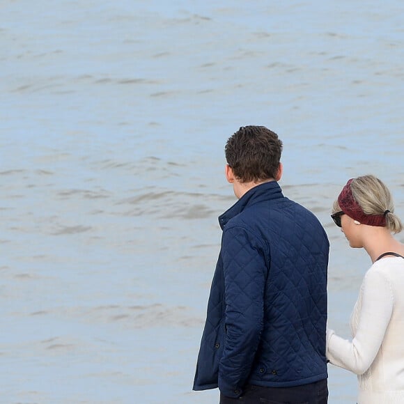 Taylor Swift et Tom Hiddleston se promènent sur la plage de Suffolk, le 26 juin 2016. Ils ont été rejoints par la mère de Tom et quelques amis.