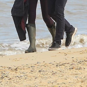 Taylor Swift et Tom Hiddleston se promènent sur la plage de Suffolk, le 26 juin 2016. Ils ont été rejoints par la mère de Tom et quelques amis.