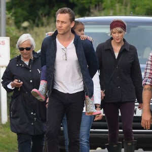 Taylor Swift et Tom Hiddleston se promènent sur la plage de Suffolk, le 26 juin 2016. Ils ont été rejoints par la mère de Tom et quelques amis.
