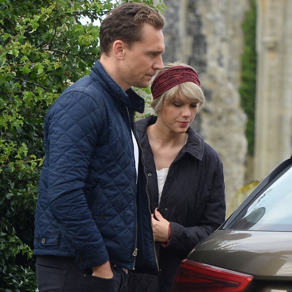 Taylor Swift et Tom Hiddleston se promènent sur la plage de Suffolk, le 26 juin 2016. Ils ont été rejoints par la mère de Tom et quelques amis.