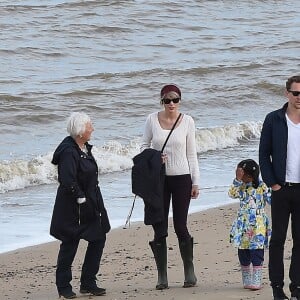 Taylor Swift et Tom Hiddleston se promènent sur la plage de Suffolk, le 26 juin 2016. Ils ont été rejoints par la mère de Tom et quelques amis.