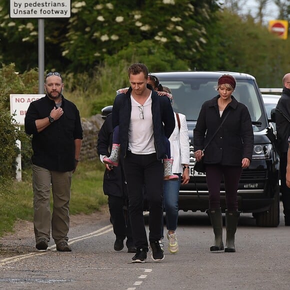 Taylor Swift et Tom Hiddleston se promènent sur la plage de Suffolk, le 26 juin 2016. Ils ont été rejoints par la mère de Tom et quelques amis.