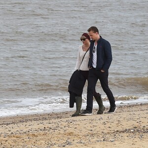 Taylor Swift et Tom Hiddleston se promènent sur la plage de Suffolk, le 26 juin 2016. Ils ont été rejoints par la mère de Tom et quelques amis.