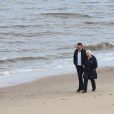 Tom Hiddleston et sa mère se promènent sur la plage de Suffolk, le 26 juin 2016.