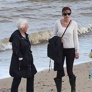 Taylor Swift et Tom Hiddleston se promènent sur la plage de Suffolk, le 26 juin 2016. Ils ont été rejoints par la mère de Tom et quelques amis.