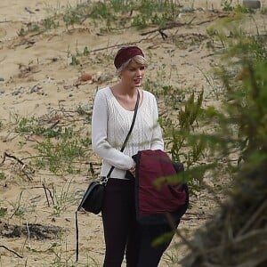 Taylor Swift et Tom Hiddleston se promènent sur la plage de Suffolk, le 26 juin 2016. Ils ont été rejoints par la mère de Tom et quelques amis.