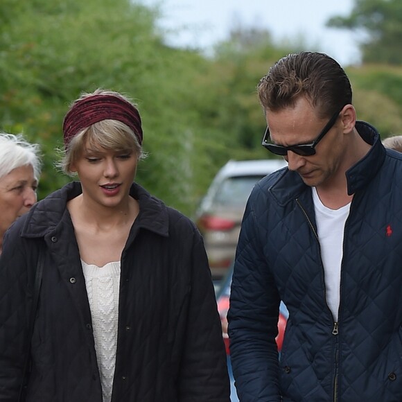 Taylor Swift et Tom Hiddleston se promènent sur la plage de Suffolk, le 26 juin 2016. Ils ont été rejoints par la mère de Tom et quelques amis.