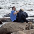 Exclusif - Taylor Swift et son nouveau compagnon Tom Hiddleston, de 10 ans son aîné, passent un moment assis sur les rochers, en amoureux, face à la mer. Les 2 tourtereaux s'enlacent, s'embrassent et posent pour quelques selfies. Westerly, Rhode Island, le 13 juin 2016.