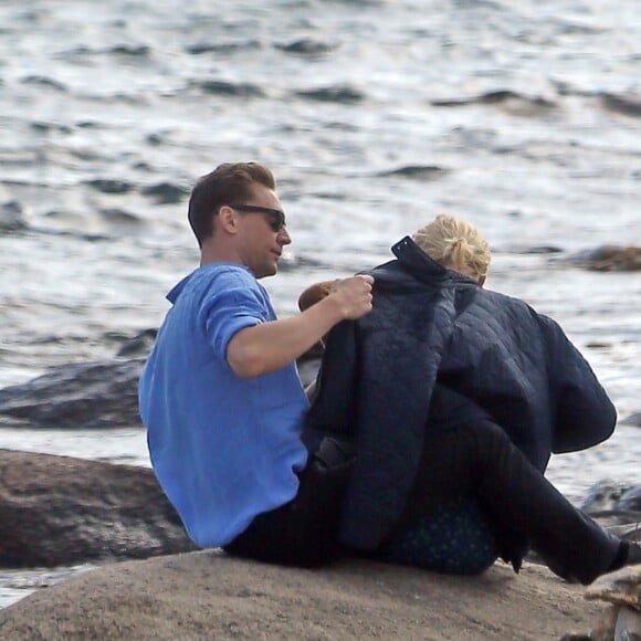 Exclusif - Taylor Swift et son nouveau compagnon Tom Hiddleston, de 10 ans son aîné, passent un moment assis sur les rochers, en amoureux, face à la mer. Les 2 tourtereaux s'enlacent, s'embrassent et posent pour quelques selfies. Westerly, Rhode Island, le 13 juin 2016.