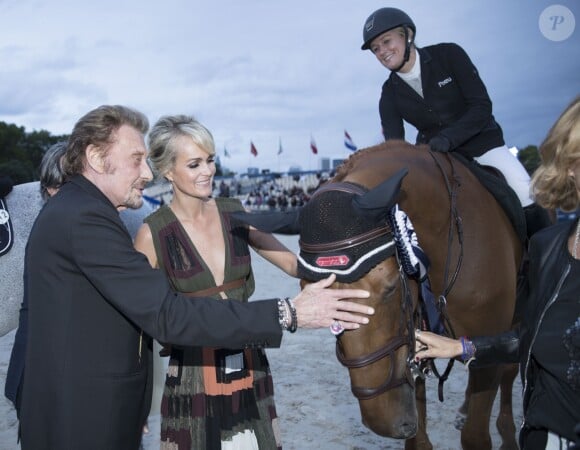 Johnny Hallyday, sa femme Laeticia Hallyday - Remise du Prix Eiffel avec Johnny et Laeticia Hallyday - Record du saut en hauteur de la ville de Paris / EOS - Longines Paris Eiffel Jumping à la plaine de Jeux de Bagatelle à Paris le 1er juillet 2016. Cette remise de prix est le prologue de la soirée au profit de l'association "La bonne étoile" de Laeticia Hallyday. © Olivier Borde / Veeren / Bestimage