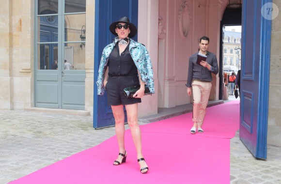 Rossy de Palma - Défilé Schiaparelli (collection haute couture automne-hiver 2016/2017), place Vendôme. Paris, le 4 juillet 2016.