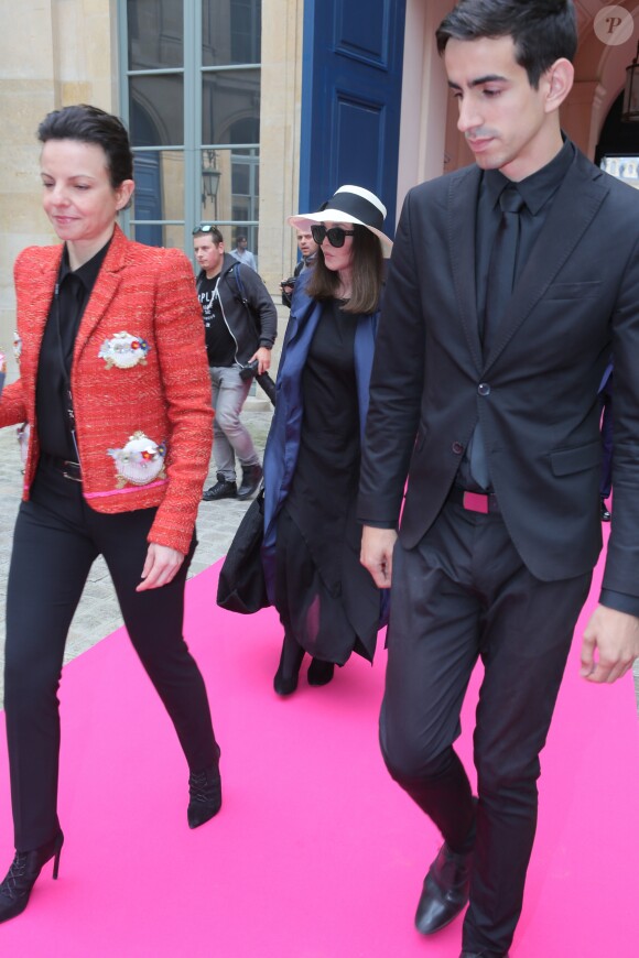 Isabelle Adjani - Défilé Schiaparelli (collection haute couture automne-hiver 2016/2017), place Vendôme. Paris, le 4 juillet 2016.