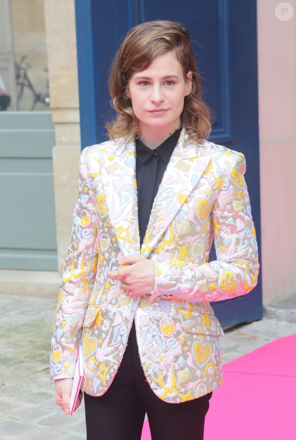 Héloïse Letissier (Christine and the Queens) - Défilé Schiaparelli (collection haute couture automne-hiver 2016/2017), place Vendôme. Paris, le 4 juillet 2016.