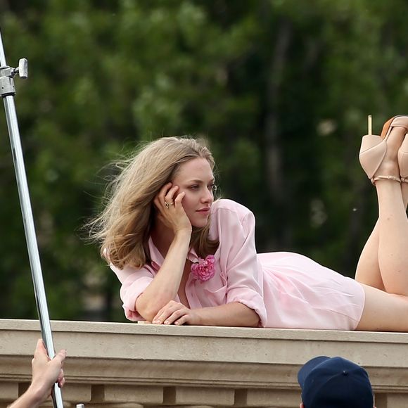 Amanda Seyfried lors d'un shooting photo sur un pont à Paris le 22 juin 2016
