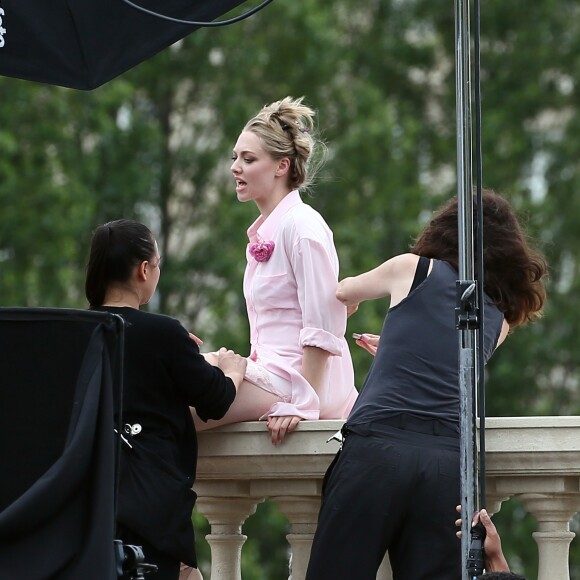 Amanda Seyfried lors d'un shooting photo sur un pont à Paris le 22 juin 2016