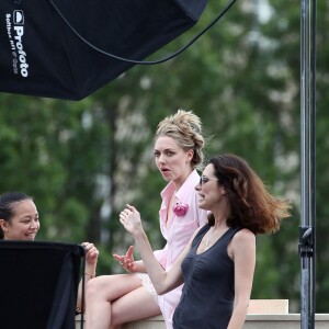 Amanda Seyfried lors d'un shooting photo sur un pont à Paris le 22 juin 2016