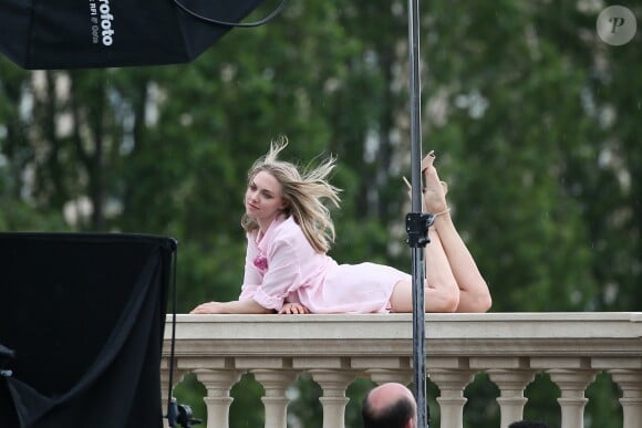 Amanda Seyfried cheveux au vent lors d'un shooting photo sur un pont à Paris le 22 juin 2016