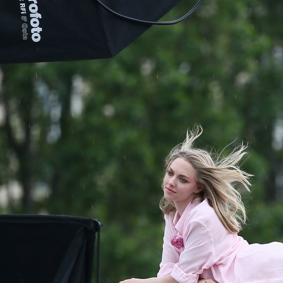 Amanda Seyfried cheveux au vent lors d'un shooting photo sur un pont à Paris le 22 juin 2016