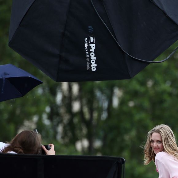 Amanda Seyfried lors d'un shooting photo sur un pont à Paris le 22 juin 2016