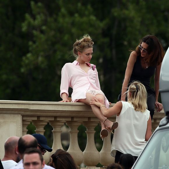 Amanda Seyfried lors d'un shooting photo sur un pont à Paris le 22 juin 2016