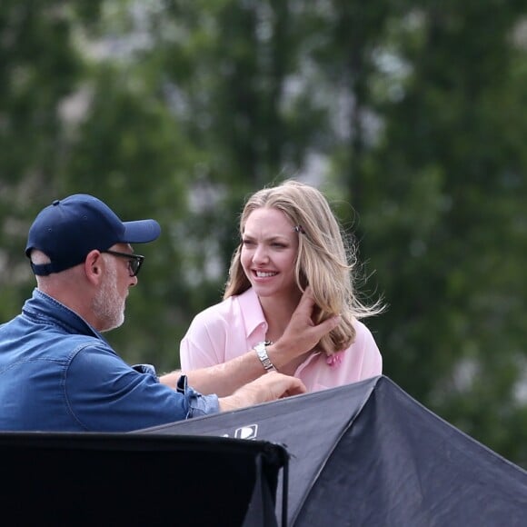 Amanda Seyfried lors d'un shooting photo sur un pont à Paris le 22 juin 2016