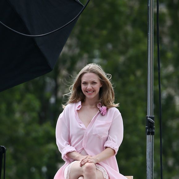 Amanda Seyfried lors d'un shooting photo sur un pont à Paris le 22 juin 2016