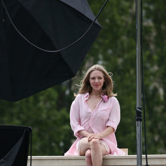 Amanda Seyfried lors d'un shooting photo sur un pont à Paris le 22 juin 2016