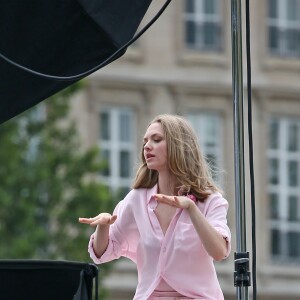 Amanda Seyfried lors d'un shooting photo sur un pont à Paris le 22 juin 2016