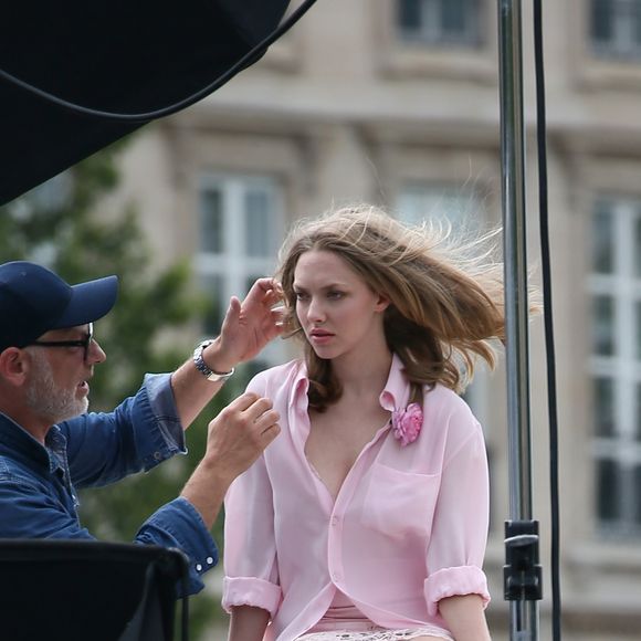 Amanda Seyfried lors d'un shooting photo sur un pont à Paris le 22 juin 2016
