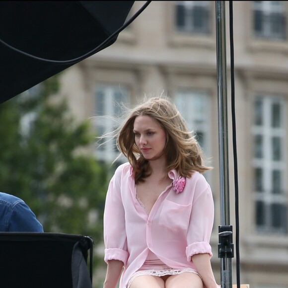 Amanda Seyfried lors d'un shooting photo sur un pont à Paris le 22 juin 2016