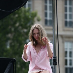 Amanda Seyfried lors d'un shooting photo sur un pont à Paris le 22 juin 2016