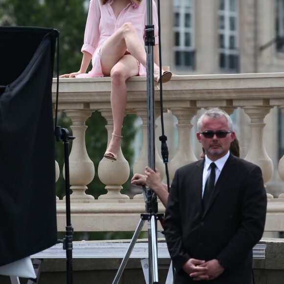 Amanda Seyfried lors d'un shooting photo sur un pont à Paris le 22 juin 2016
